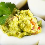 Gefüllte Guacamole-Eier