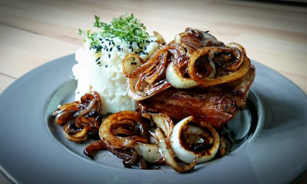 Rinderfilet mit Zwiebeln und Blumenkohl-Püree