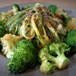 Zucchini-Spaghetti mit Brokkoli und Chia-Topping