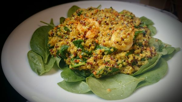 Quinoa-Curry mit Spinat und Garnelen