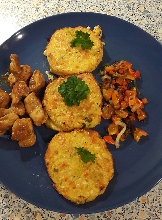 Blumenkohlrösti mit Paprika-Zwiebel-Gemüse und Curry-Putengeschnetzeltes