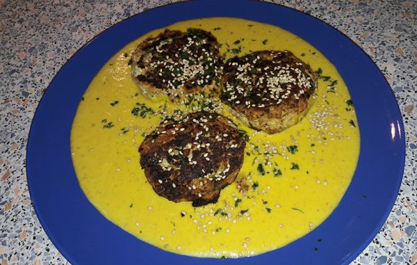 Puten-Zucchini-Taler mit Kokosnuss-Safran-Soße