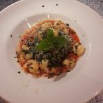 Spinat-Gnocchi mit Tomatensauce und Garnelen