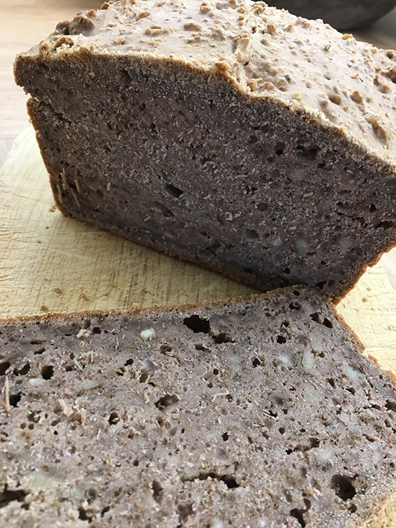 Buchweizenbrot mit Chia, Amaranth und Walnuessen