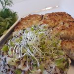 Blumenkohl-Taler mit Lauch-Quinoa und Dill-Gurkensalat