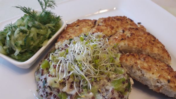 Blumenkohl-Taler mit Lauch-Quinoa und Dill-Gurkensalat